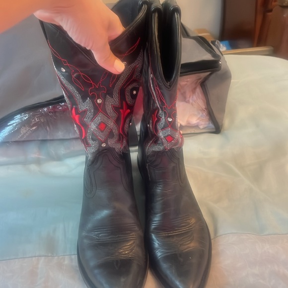 Gypsy rose size 8 cowgirl boots 
Gorgeous red and black with rhinestones - Picture 3 of 17